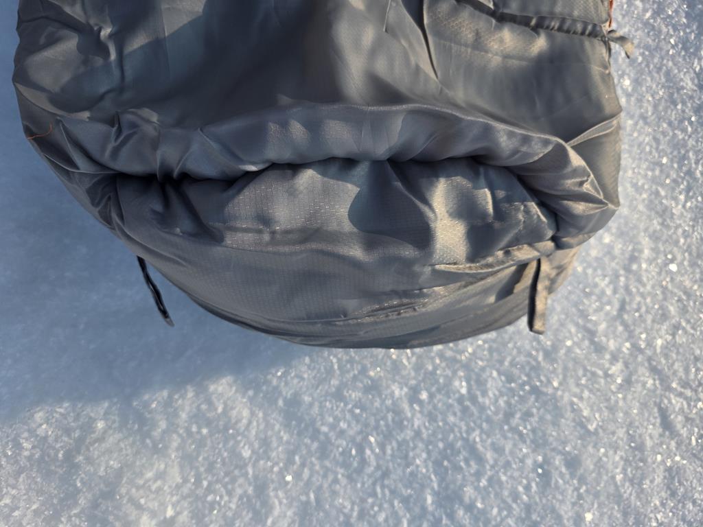 Vango Nitestar 350 - debko śpiwora i pętel za które można go powiesić