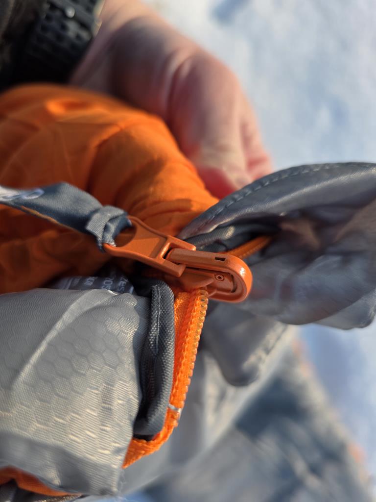 Vango Nitestar - suwak można otworzyć z zewnątrz i od wewnątrz