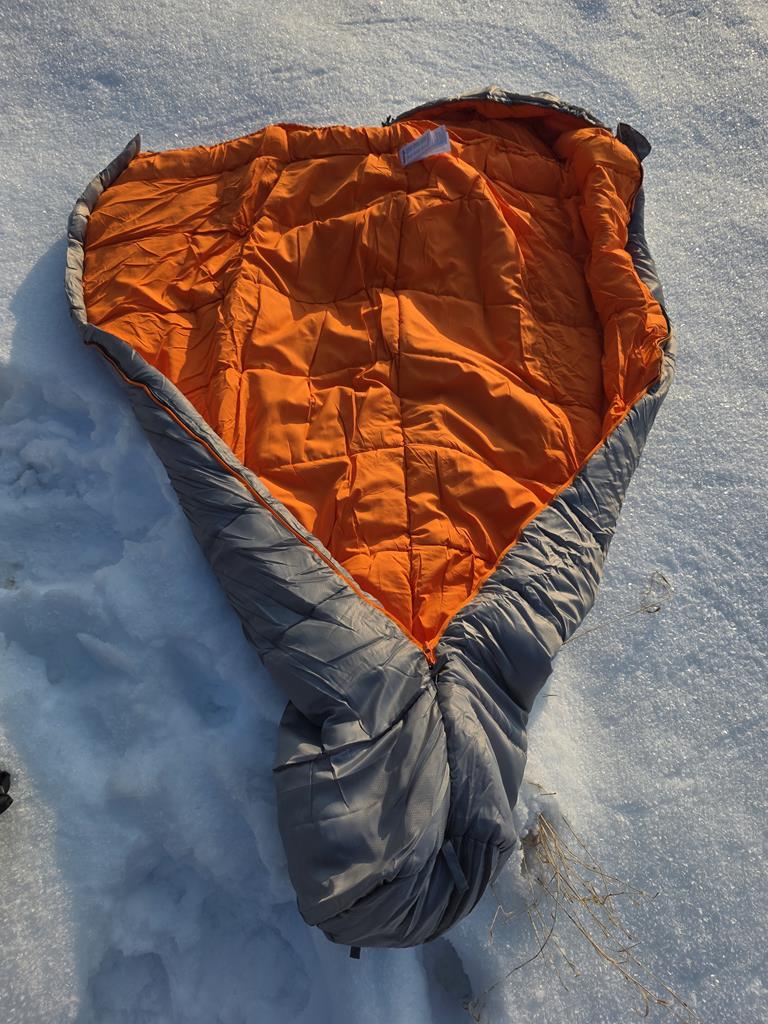 Vango Nitestar 350 - śpiwór można rozłożyć na płasko i przykryć się nim jak kołdrą