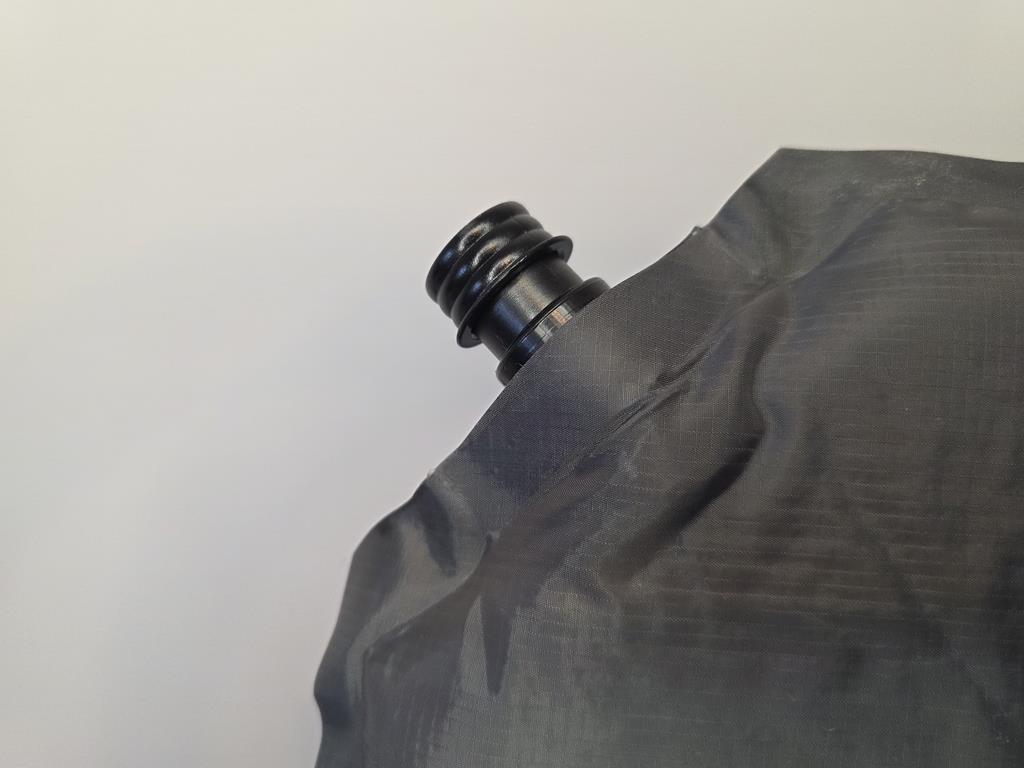 Vango Trek Pro 3 Quad - zawór jest umieszczony na nieco ściętym rogu